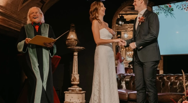 Foto van De markante trouwambtenaar Foto van De markante trouwambtenaar