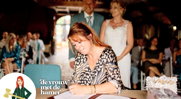Foto van De vrouw met de hamer Foto van De vrouw met de hamer