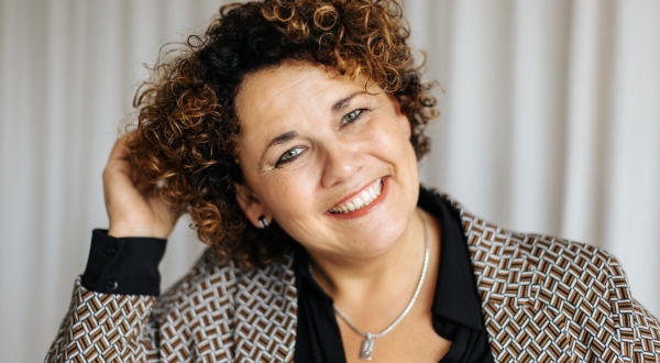 Foto van Madelon Trouwt, ongedwongen met klasse Foto van Madelon Trouwt, ongedwongen met klasse