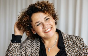 Foto van Madelon Trouwt, ongedwongen met klasse Foto van Madelon Trouwt, ongedwongen met klasse